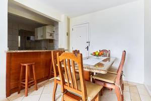 1134 Apto 2 dormitorios no centro de Bombinhas 100 m da Praia