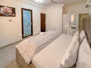 Caroline Appt -spacious deluxe 2 bedroom appt - Ashalebotwe