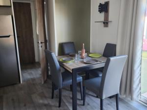 Campings Mobil-home climatise a Valras Plage dans le camping 4 etoiles les Sables du midi a 800m de la plage : photos des chambres