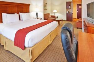 King Suite with Spa Bath room in Holiday Inn Express & Suites Dyersburg an IHG Hotel
