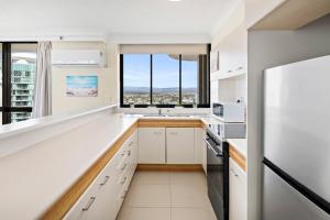 SURFERS PARADISE ABSOLUTE BEACHFRONT WITH VIEWS, 24th FLOOR , 1 br Apt - IDEAL FOR COUPLES or 2 PPL TRAVELLING TOGETHER