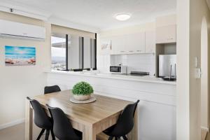 SURFERS PARADISE ABSOLUTE BEACHFRONT WITH VIEWS, HIGH LEVEL 1br Apt - IDEAL FOR COUPLES or 2 PPL TRAVELLING TOGETHER