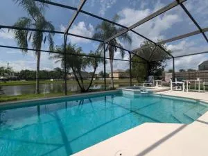 Large lakeside 5 bed villa with private pool - Intercession City