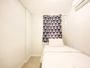 Comfy and Modern 2BR Apartment at Parahyangan Residence By Travelio