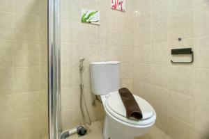 Elegant and and Spacious 1BR The Wave Kuningan Apartment By Travelio