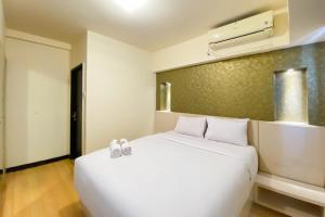 Cozy and Modern Look 2BR The Wave Kuningan Apartment By Travelio
