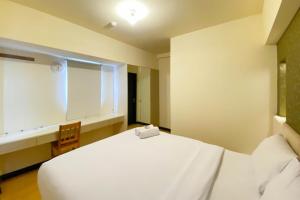 Cozy and Modern Look 2BR The Wave Kuningan Apartment By Travelio