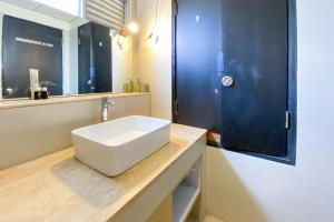 Cozy and Modern Look 2BR The Wave Kuningan Apartment By Travelio