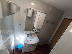 Family-friendly apartments with swimming pool Sabunike, Zadar - 11837