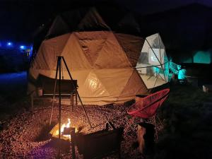 Lincoln Star Dome, Hot tub, BBQ