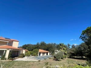 Maisons de vacances Villa 4 Faces a Laroque-des-Alberes avec Piscine et Terrasse - FR-1-732-67 : Maison de Vacances