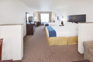 Holiday Inn Express & Suites - Omaha I - 80 by IHG