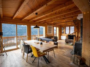 Chalet spacieux 12 pers, 4 ch, 4 sdb, cuisine équipée, parking, cheminée - FR-1-676-201