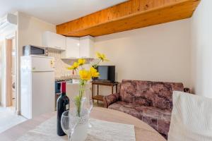 Apartments Fidelis - Two Bedroom Apartment with Terrace and Pool View 5