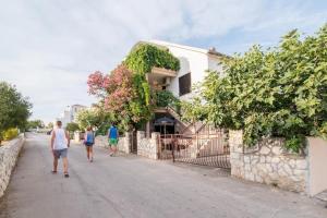 Apartments Fidelis - Two Bedroom Apartment with Terrace and Pool View 5