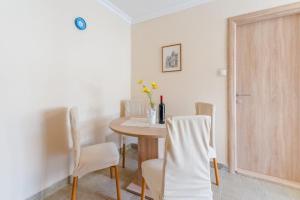 Apartments Fidelis - Two Bedroom Apartment with Terrace and Pool View 5