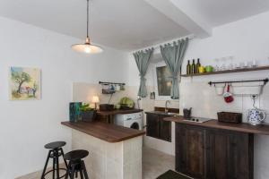 Apartment Hladilo Nostalgia - Comfort Two-Bedroom Apartment with Terrace and Partial Sea View