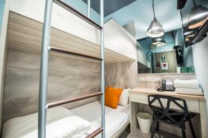 Phòng 2 Giường Đơn Có Phòng Tắm Chung (Twin Room with Shared Bathroom)