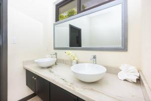 luxury 5 Bdrms-5 Bthms villa with private pool in west end