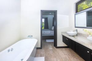 luxury 5 Bdrms-5 Bthms villa with private pool in west end