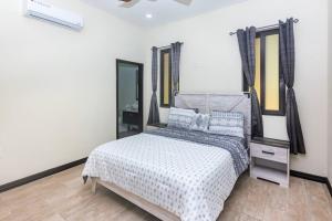 luxury 5 Bdrms-5 Bthms villa with private pool in west end