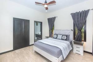 luxury 5 Bdrms-5 Bthms villa with private pool in west end