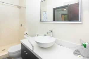 Island escape 1 Bdrm concierge service in west end 1