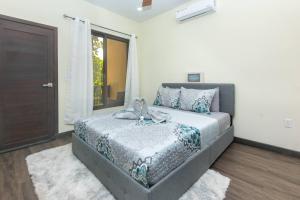 Island escape 1 Bdrm concierge service in west end 1