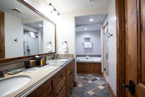 Grand Lodge - Five Bedroom #402 - Ski-in ski-out condo