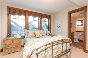 Grand Lodge - Five Bedroom #402 - Ski-in ski-out condo
