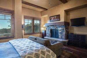 Grand Lodge - Studio #205 - Ski-in ski-out Hotel Room