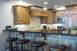 Grand Lodge - 3-Bedroom Deluxe #408 - Ski-in out condo