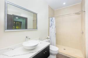 Island escape 1 Bdrm with full concierge service in west end 2