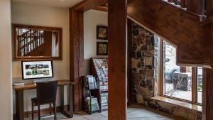 Grand Lodge - Studio #204 - Ski-in ski-out Hotel Room