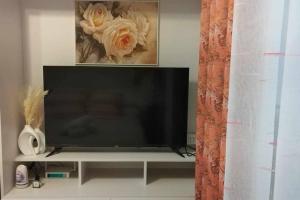 condo with WiFi Swimming pool