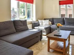 Cloud Nine Residence, Cosy Home in Hook for Groups - Sherfield on Loddon