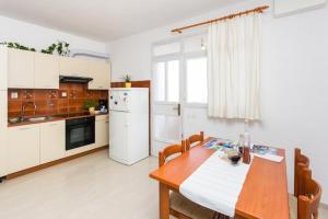 Guest House Old Town View - One Bedroom Apartment with Terrace and Sea View - A 3 2 Charming