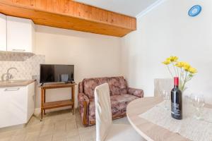 Apartments Fidelis - Two Bedroom Apartment with Terrace and Garden View 7