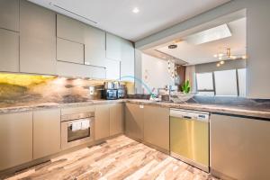 Luxurious 2BR at DAMAC Heights, Dubai Marina by Deluxe Holiday Homes