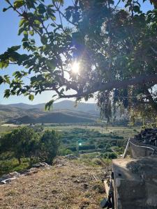 Σπίτι σε λόφο με θέα τη θάλασσα