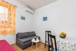 Studio Apartment Luciano in a Quiet Location with Parking and a Yard