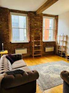 City Centre location Spacious Manhattan style flat