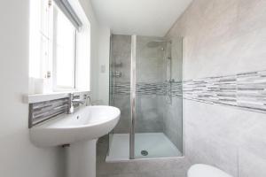 5 Bed Detached House- Sleeps 14 & 11 Beds
