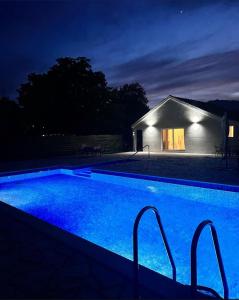Pool & River House - Lazara