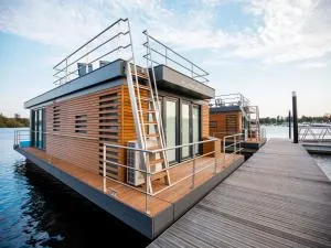 Houseboat with edge of a holiday park - Oostrum