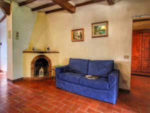 Apartment in a farmhouse with swimming pool