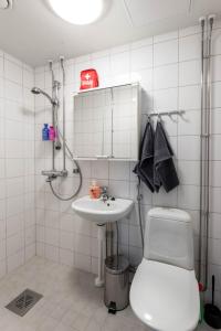 Cozy 1BR City Centre Home with Free Parking