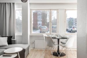 Cozy 1BR City Centre Home with Free Parking