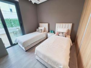 Luxurious 3BR & 2BA, 5-min to Train Station, Large Terrace, High Floor