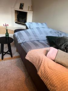 Coosy authentic swedish wooden studio apartment, 25 min to Stockholm city-Own entrance